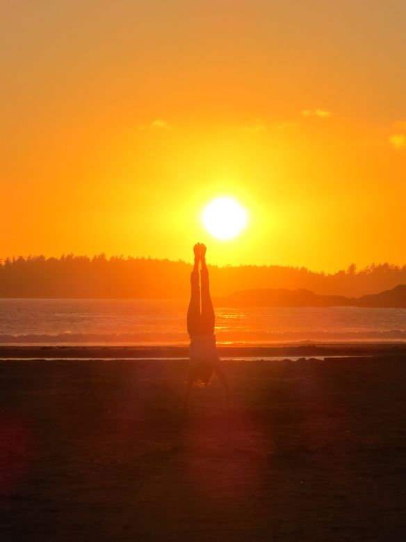 tofino_sunsethandstand